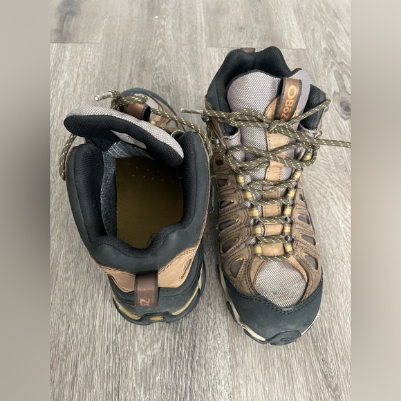 Oboz Hiking Boots with Tan and Black Accents - Picture 2 of 10